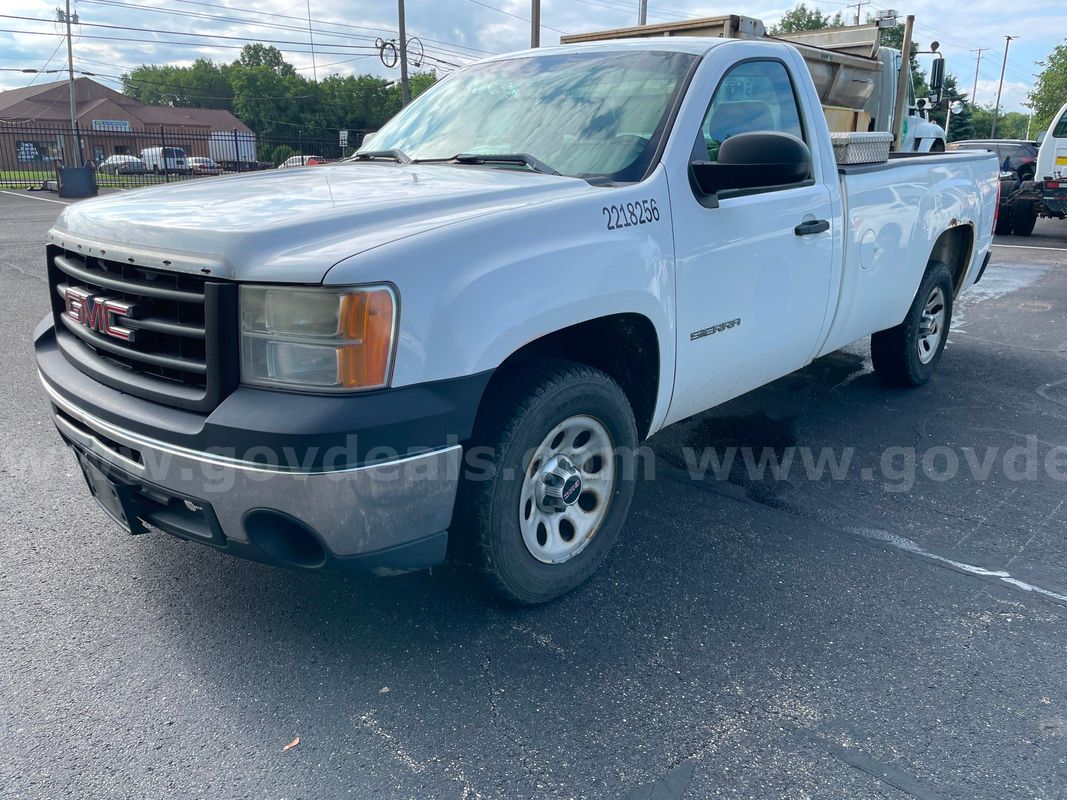 2013 GMC Sierra 1500 2WD REG CAB PICKUP with 4.8L V8