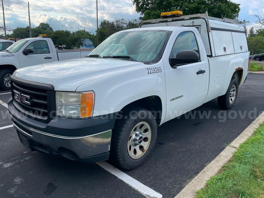 2013 GMC Sierra 1500 2WD REG CAB PICKUP with 4.8L V8