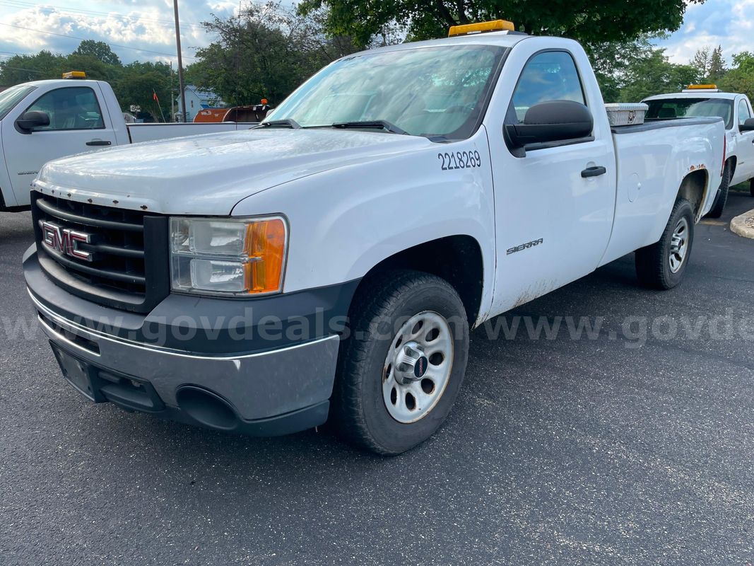 2013 GMC Sierra 1500 2WD REG CAB PICKUP with 4.8L V8