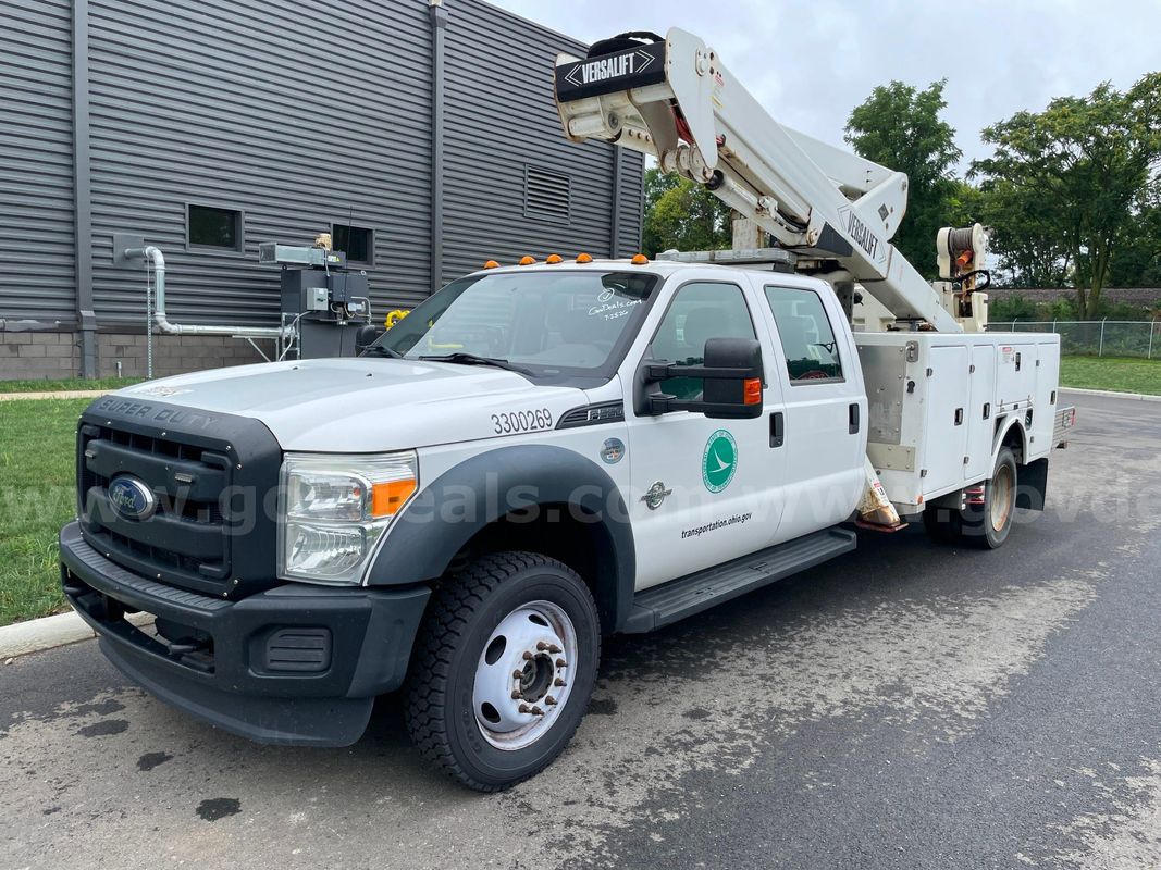 2016 Ford F-550 Crew Cab DRW 4WD Bucket Truck with 6.7L V8 Diesel