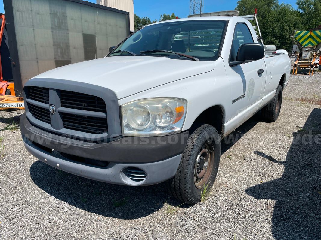2007 Dodge Ram 1500 4WD REG CAB PICKUP with 4.7L V8