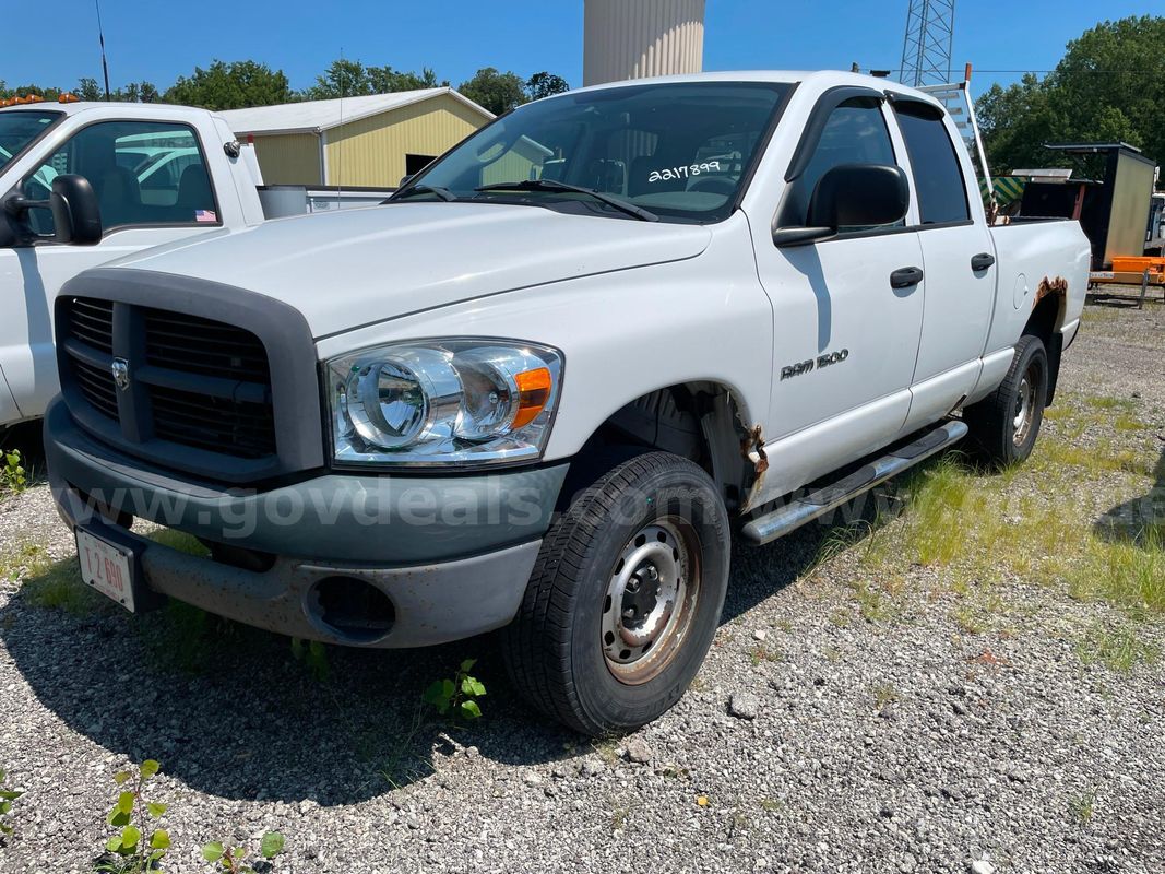 2007 Dodge Ram 1500 4WD CREW CAB PICKUP 4-DR with 4.7L V8