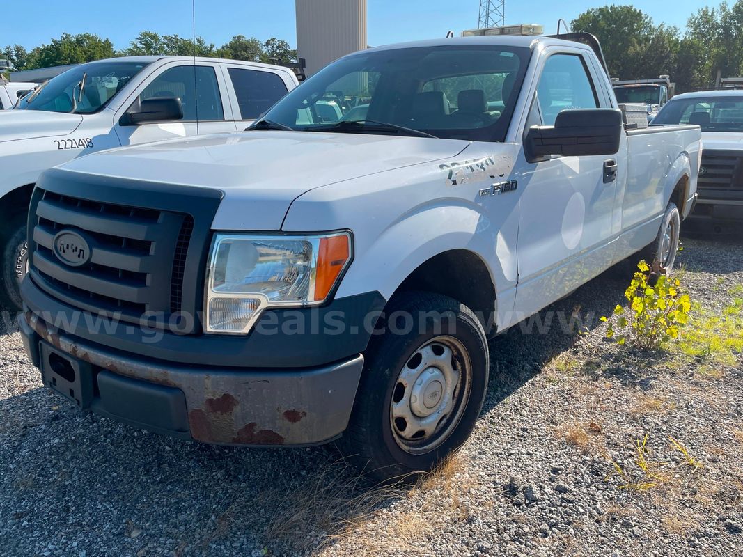 2011 Ford F-150 XL 2WD REG CAB PICKUP 2-DR with 5.0L V8