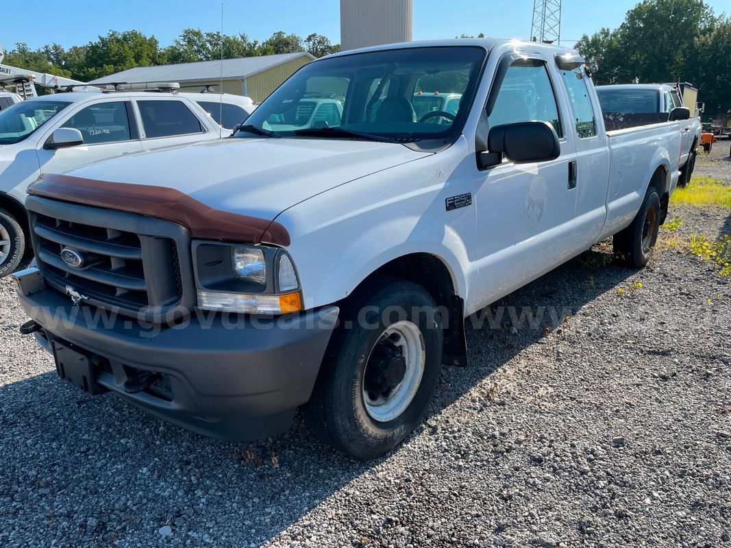 2004 Ford F-250 SD XL 2WD EXT CAB PICKUP 4-DR with 5.4L V8