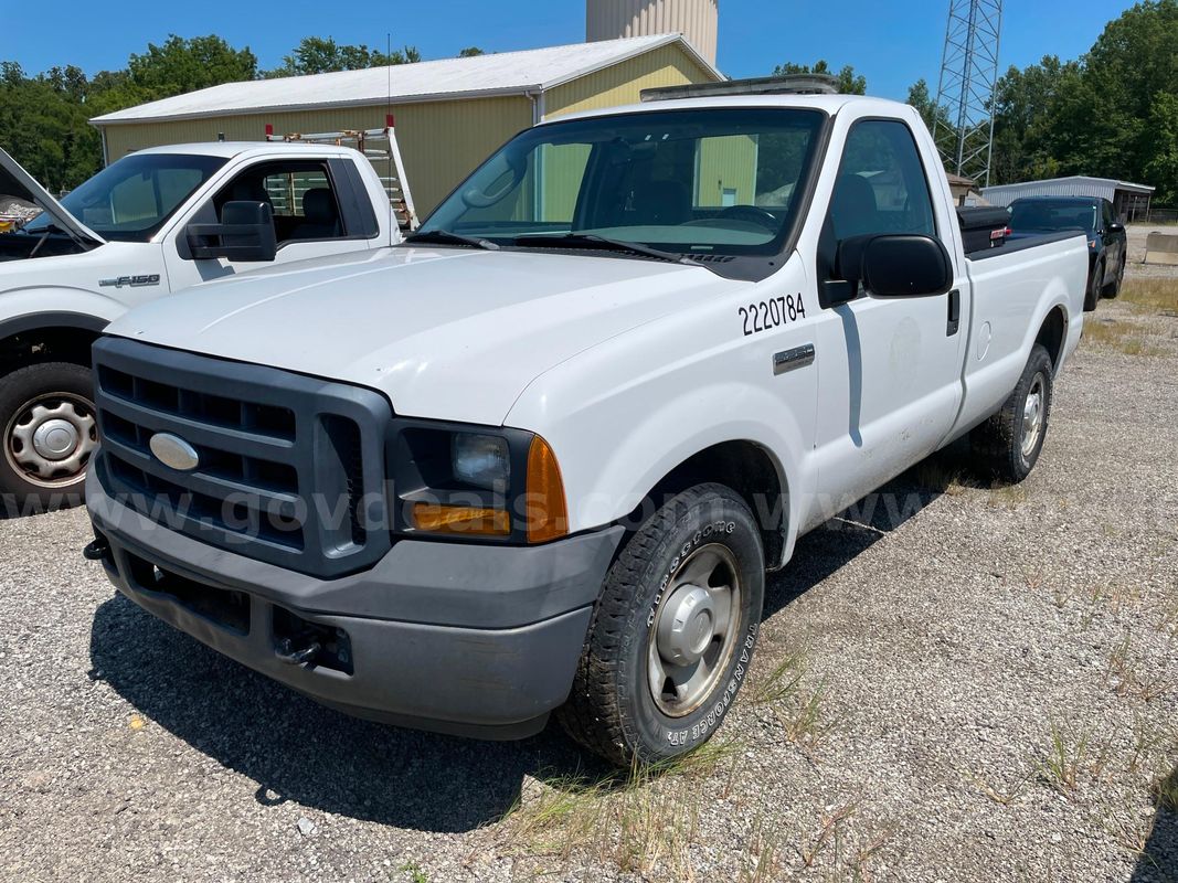 2006 Ford F-250 SD XL 2WD REG CAB PICKUP 2-DR with 5.4L V8