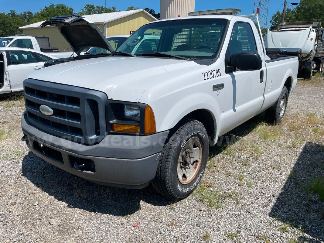 2006 Ford F-250 SD XL 2WD REG CAB PICKUP 2-DR with 5.4L V8