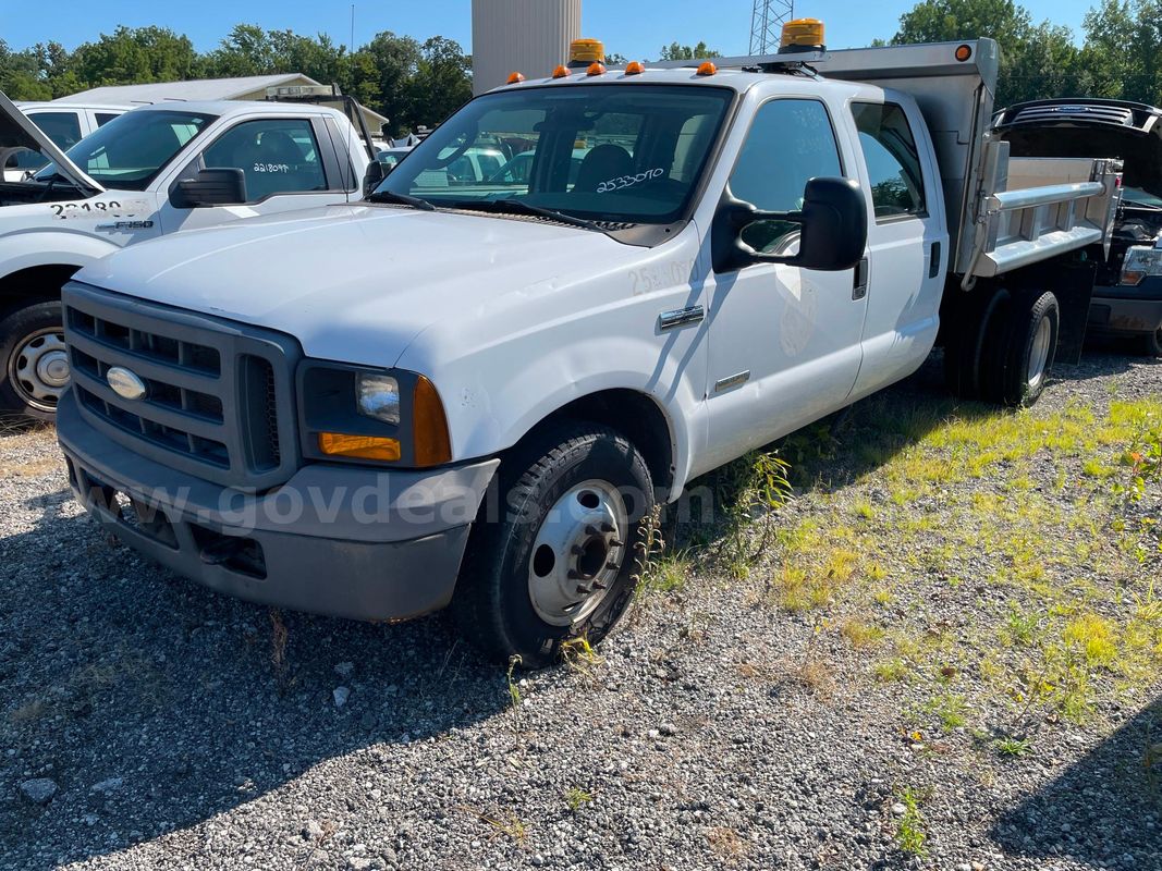 2005 Ford F-350 SD XL Crew Cab 2WD Dump Truck with 6.0L V8 OHV 32V TURBO DIESEL