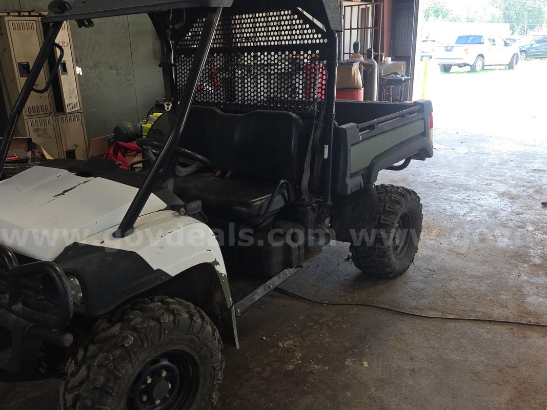 2017 John Deere Gator Full-Size Heavy-Duty Crossover Utility Vehicle