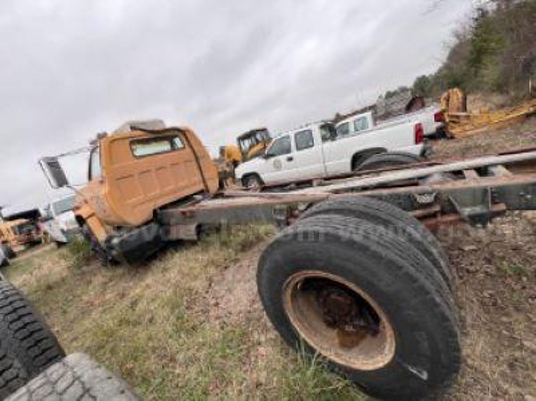1988 Chevrolet C7D042 - CAB & CHASSIS