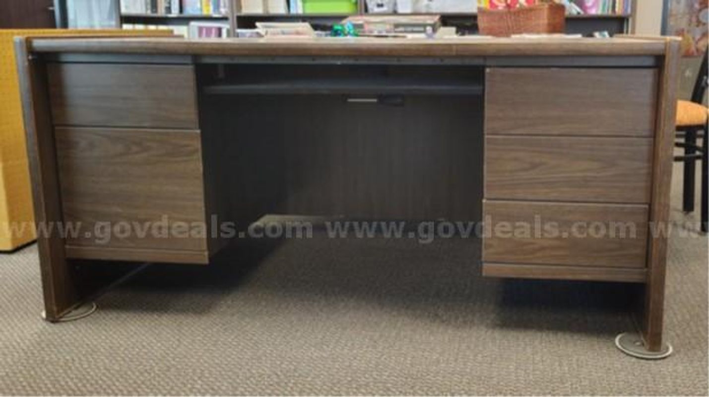 Desk - Wood Look - 5 Drawers & Keyboard Pullout -40 x 30.5 x 29.5