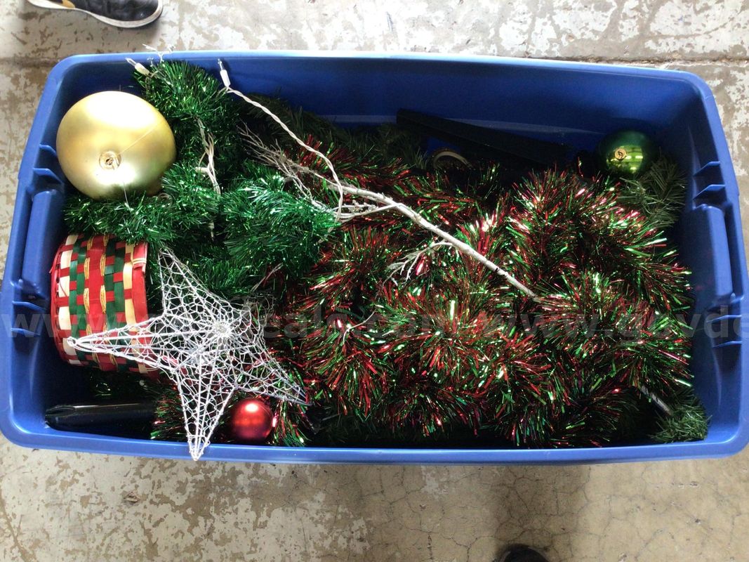 Decorations, holiday - UNTESTED