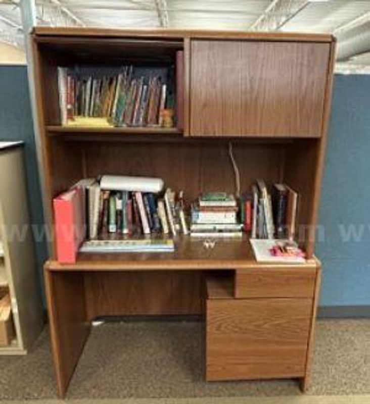Desk w/Hutch