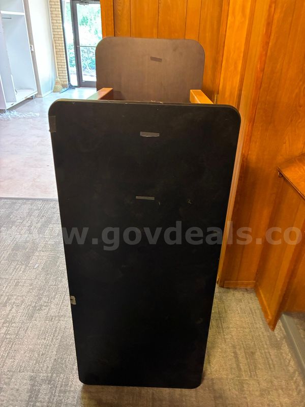 Tables - Lot of 2 Assorted