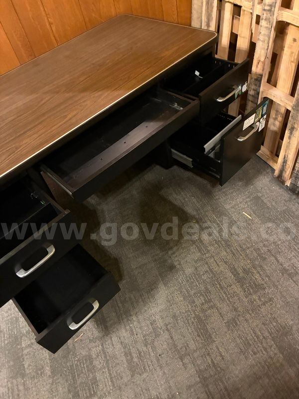 Desk - Metal - 5 Drawer