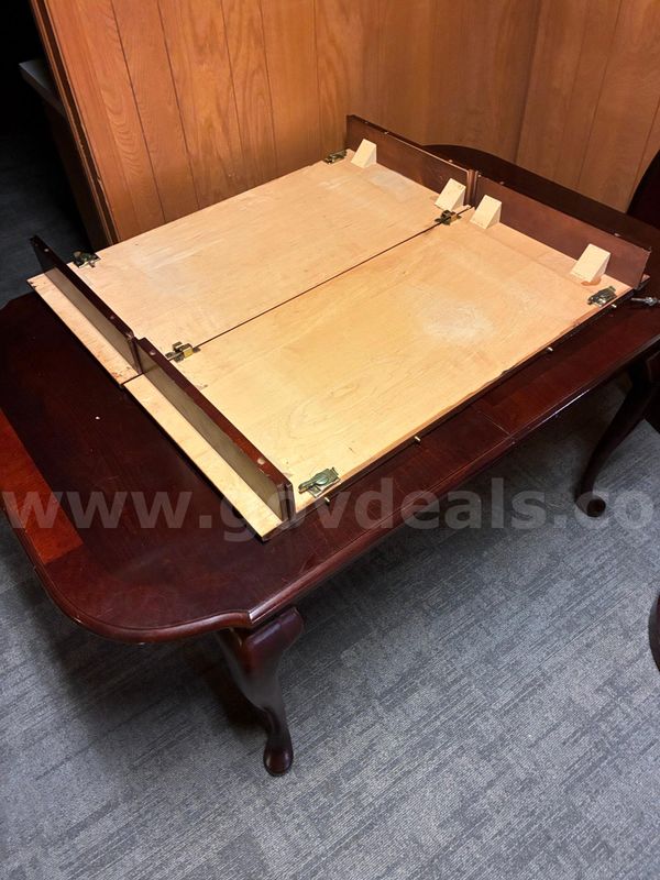 Table - Extendable Wood Table w/2 leaves