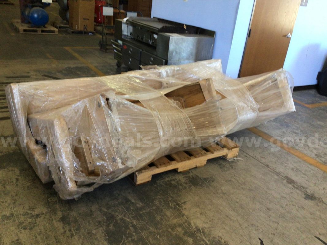 Benches/pews, lot of 2
