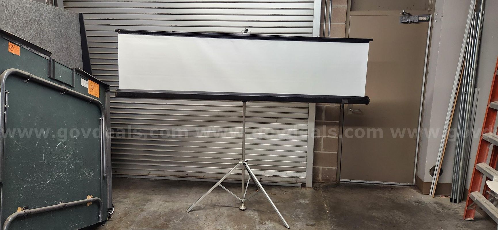8' Portable Projection Screen