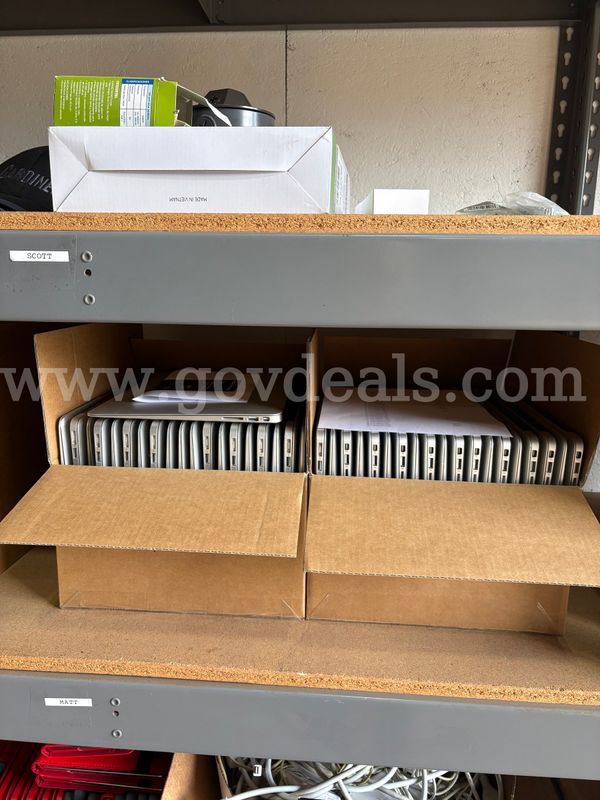 Lot of 70 MacBook Air Laptops 2017 & 2015 + 30 iPads