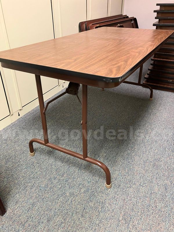 28 Folding Tables