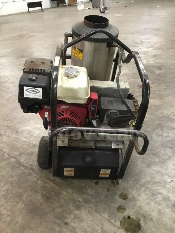 47 x 30 Honda GX390 pressure washer (A SMALL BIT OF OIL LEAK FROM THE BOTTOM) "DH"