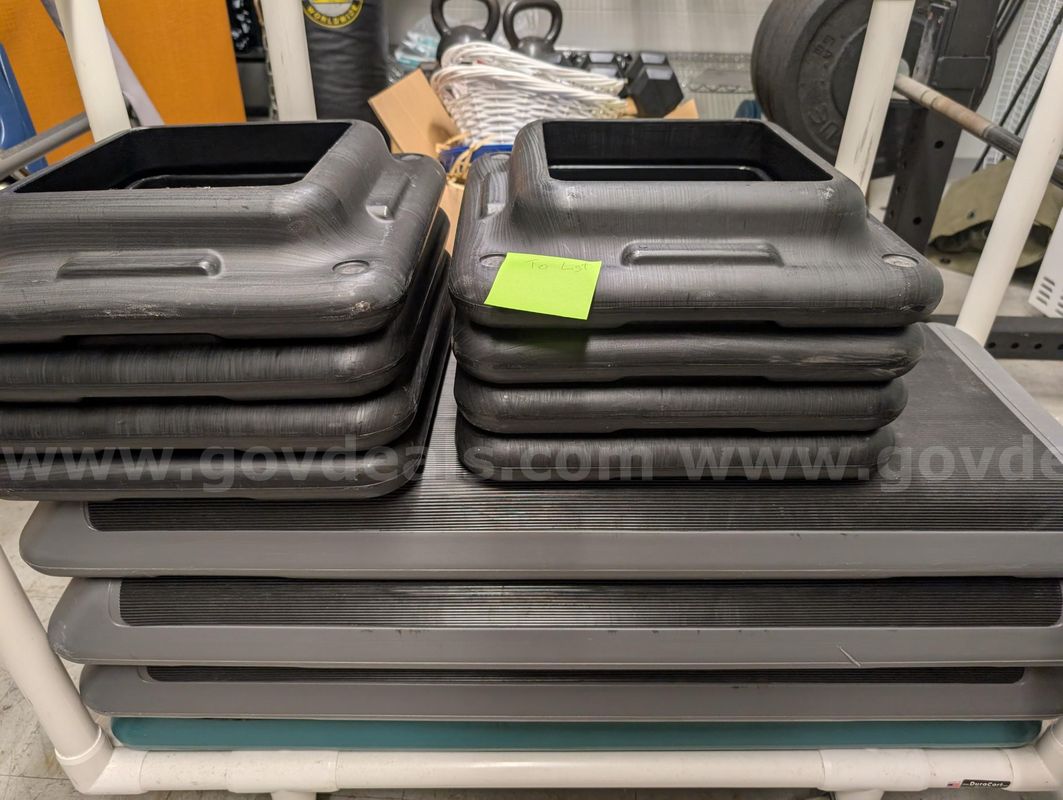 1 Lot of 4 Plastic Cardio Steps w/ 8 Boosters