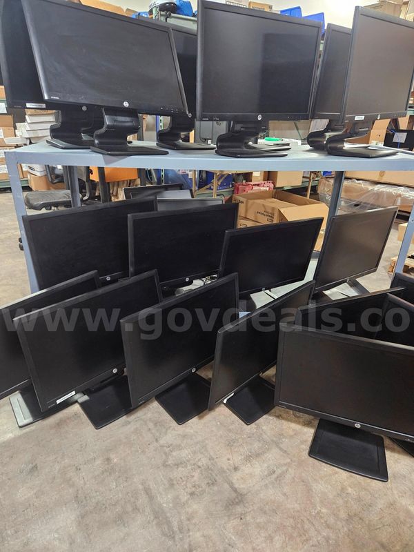 LOT OF HP MONITORS