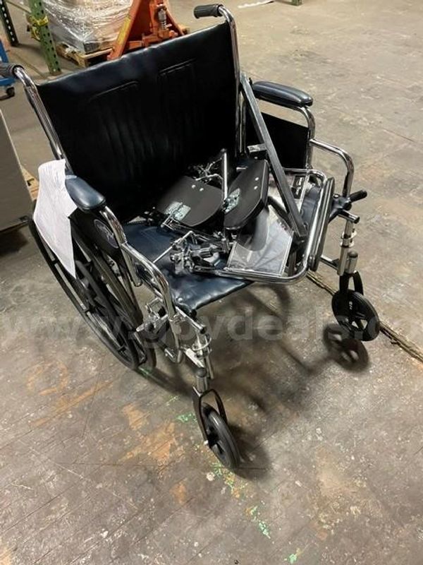 Medline Heavy-Duty Manual Wheelchair