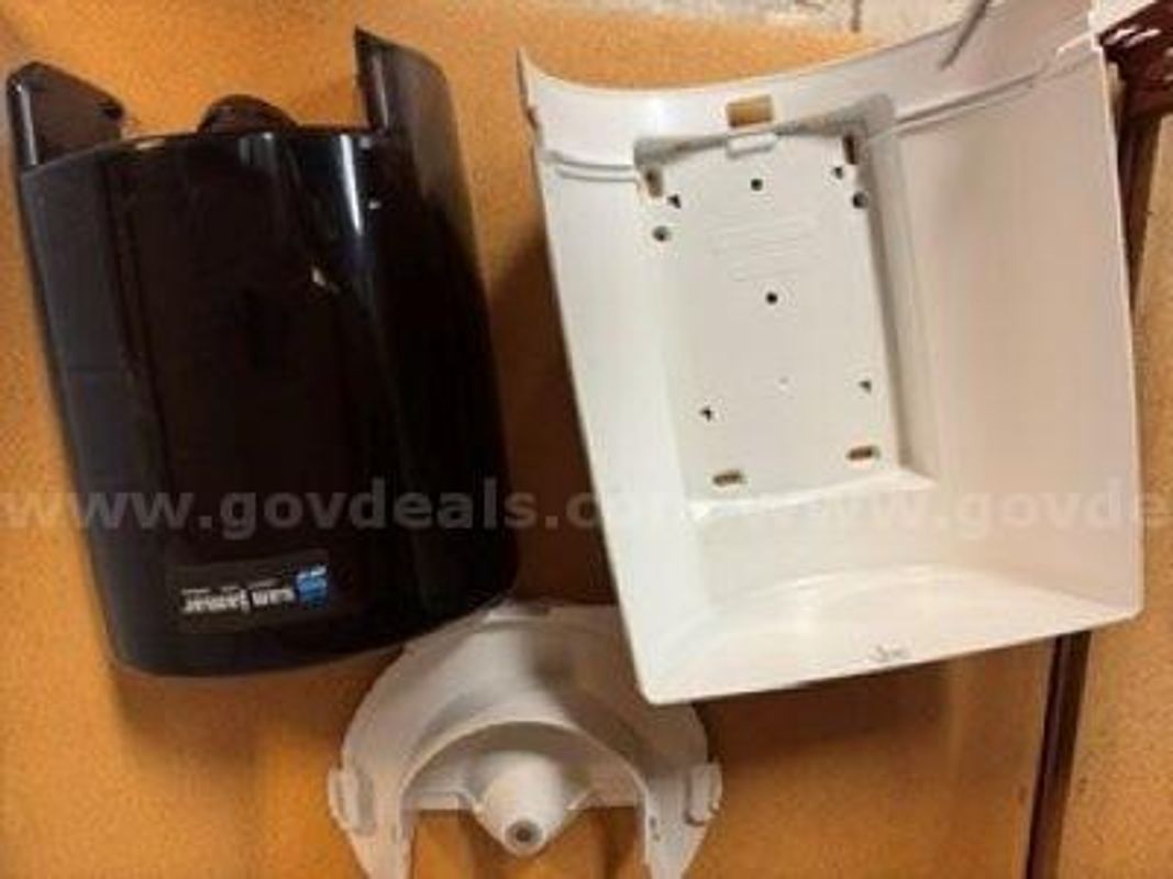 1 Lot of 8 Paper Towel Dispensers