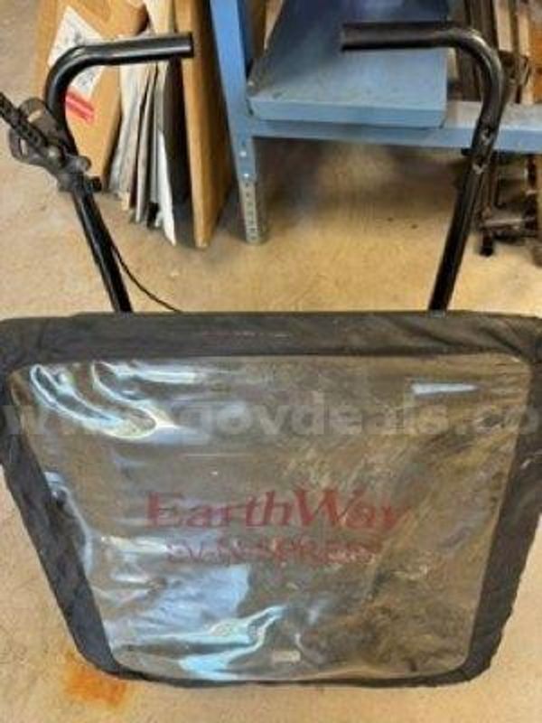 1 Lot of 1 Hand Push Spreader