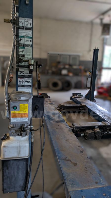 Four Post Rotary Vehicle Lift