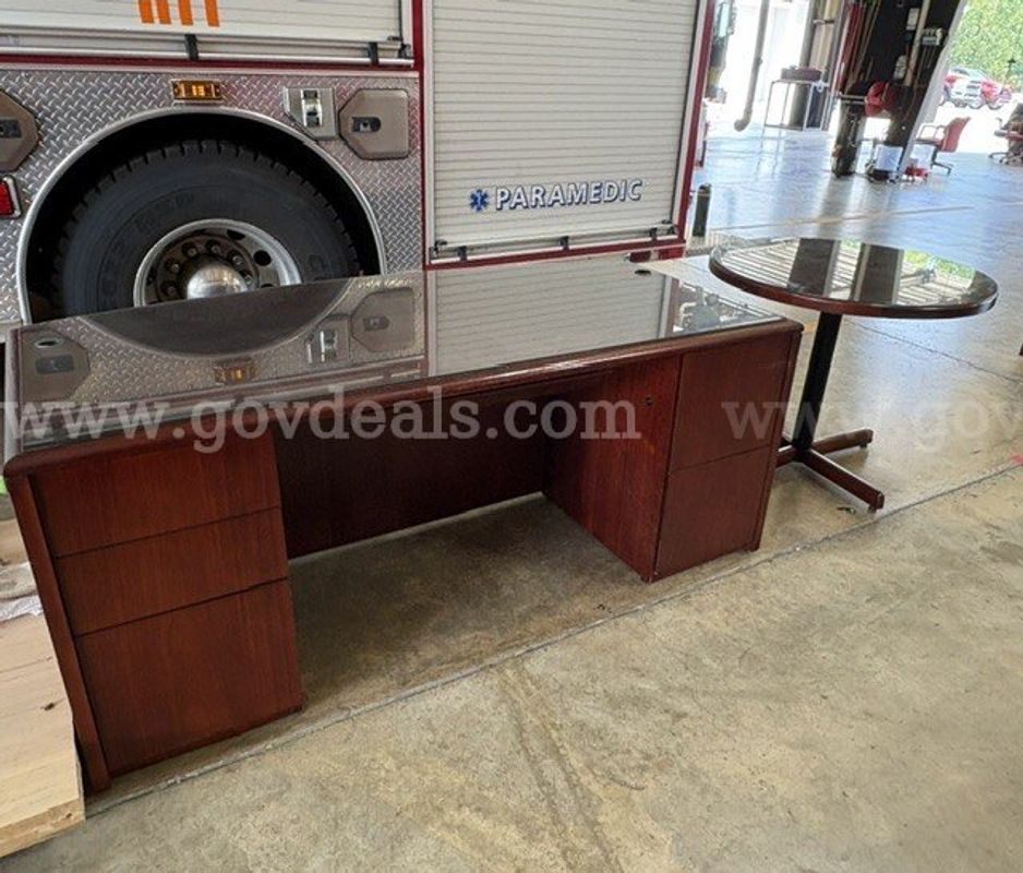 Office desk and matching round table