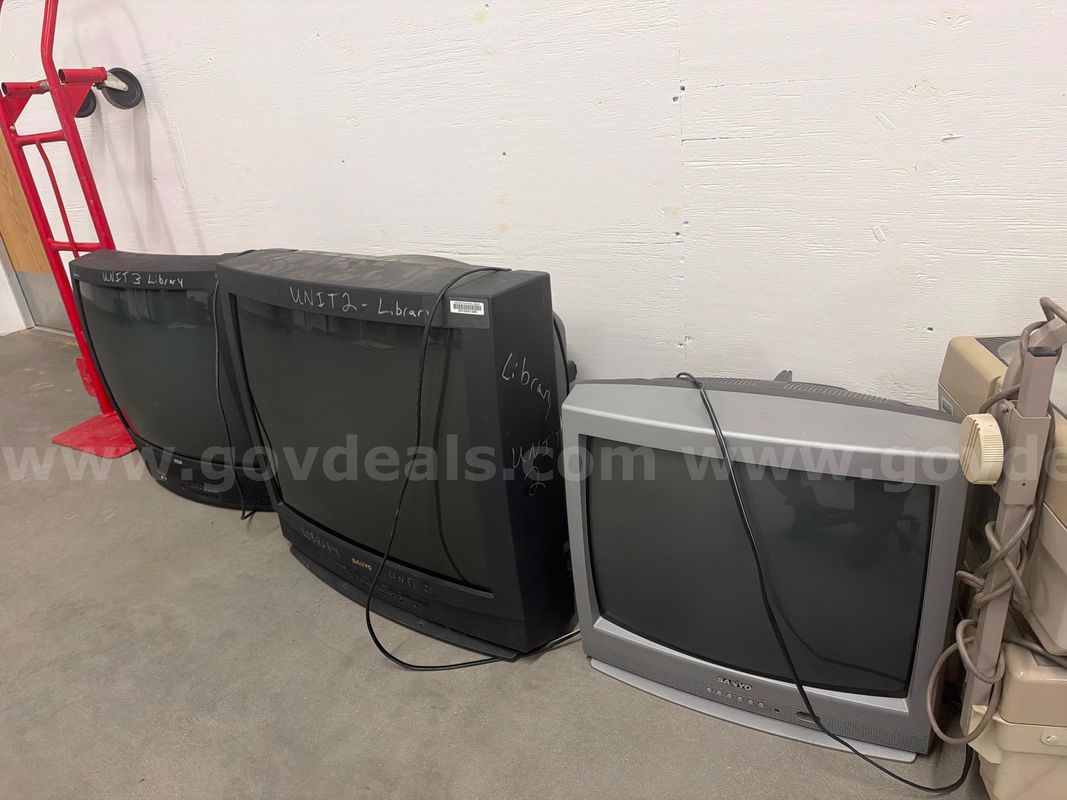 3 tube tv, 3 overhead projectors Apollo Horizen, EIKI slot load 16 mm projectors
