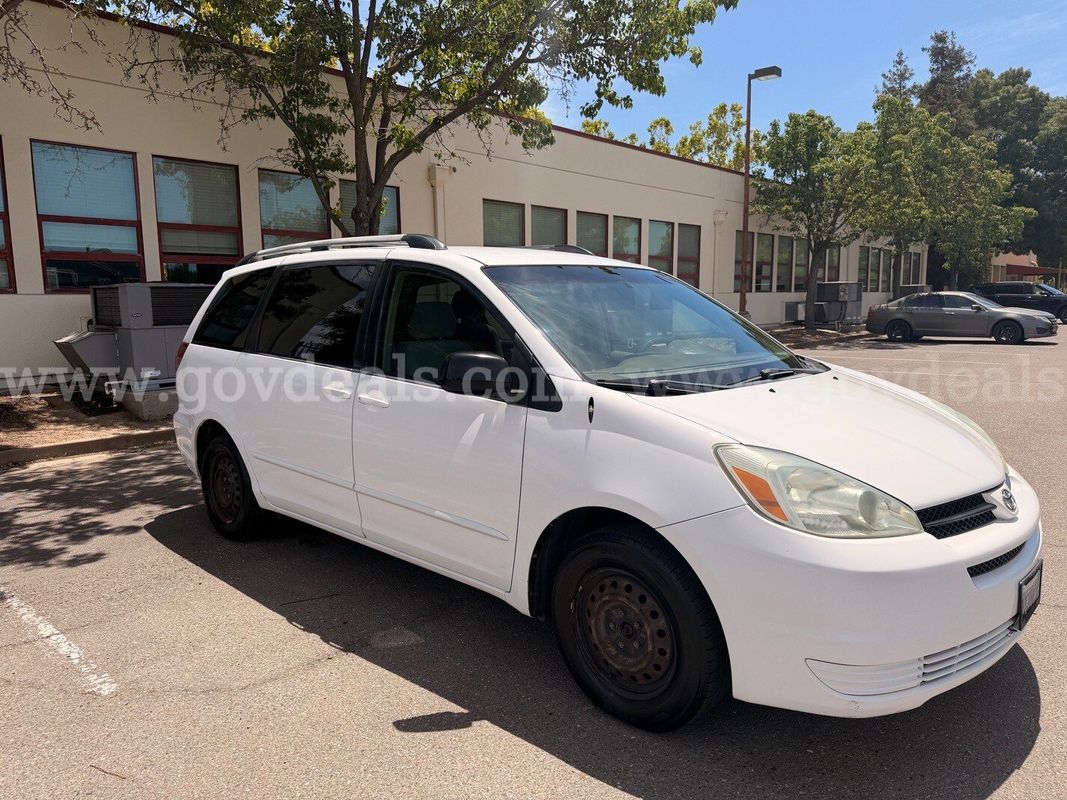 2004 Toyota Sienna LE - 8 Passenger