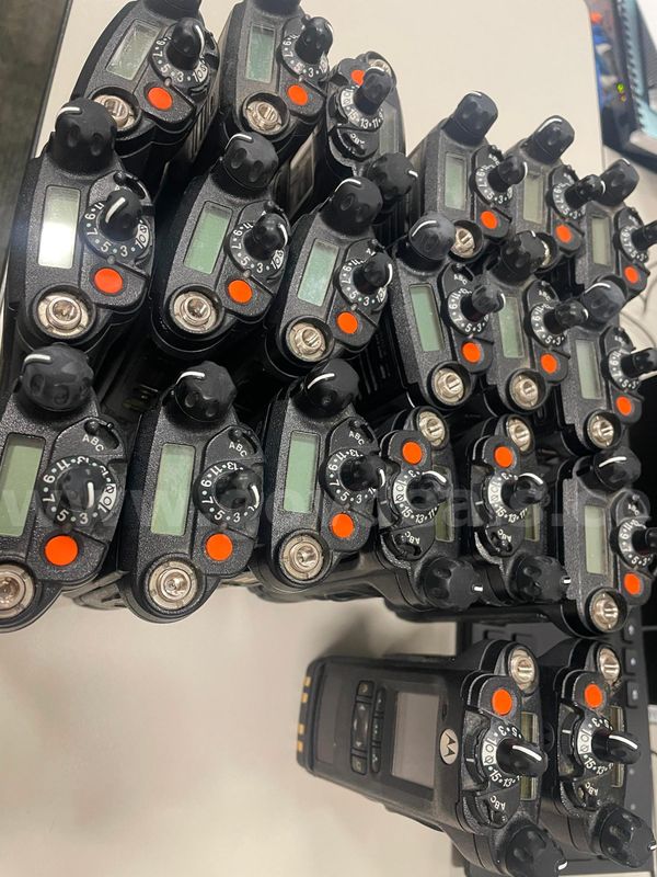 9 Motorola Portable radio batch with accompanying antenna, charging base, and wire. Batch 7