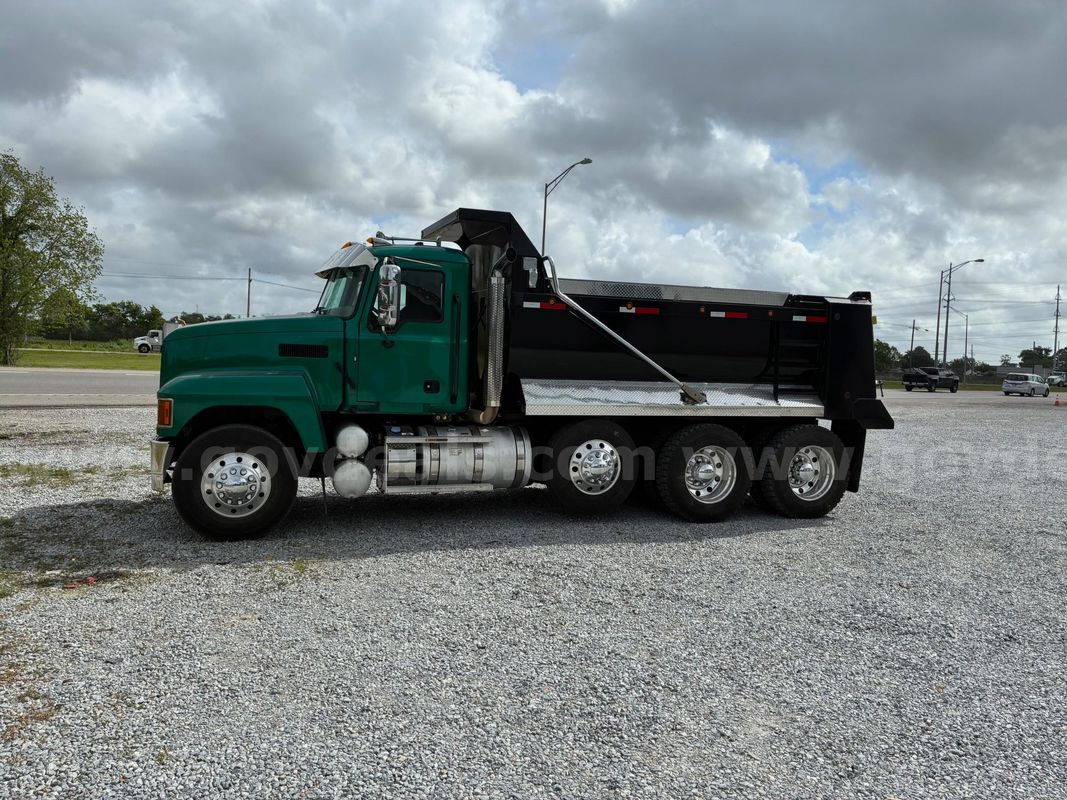 2019 Mack Pinnacle/ TRI-AXLE 15' ELIPTICAL HARDOX AR450 DUMP W/WET KIT