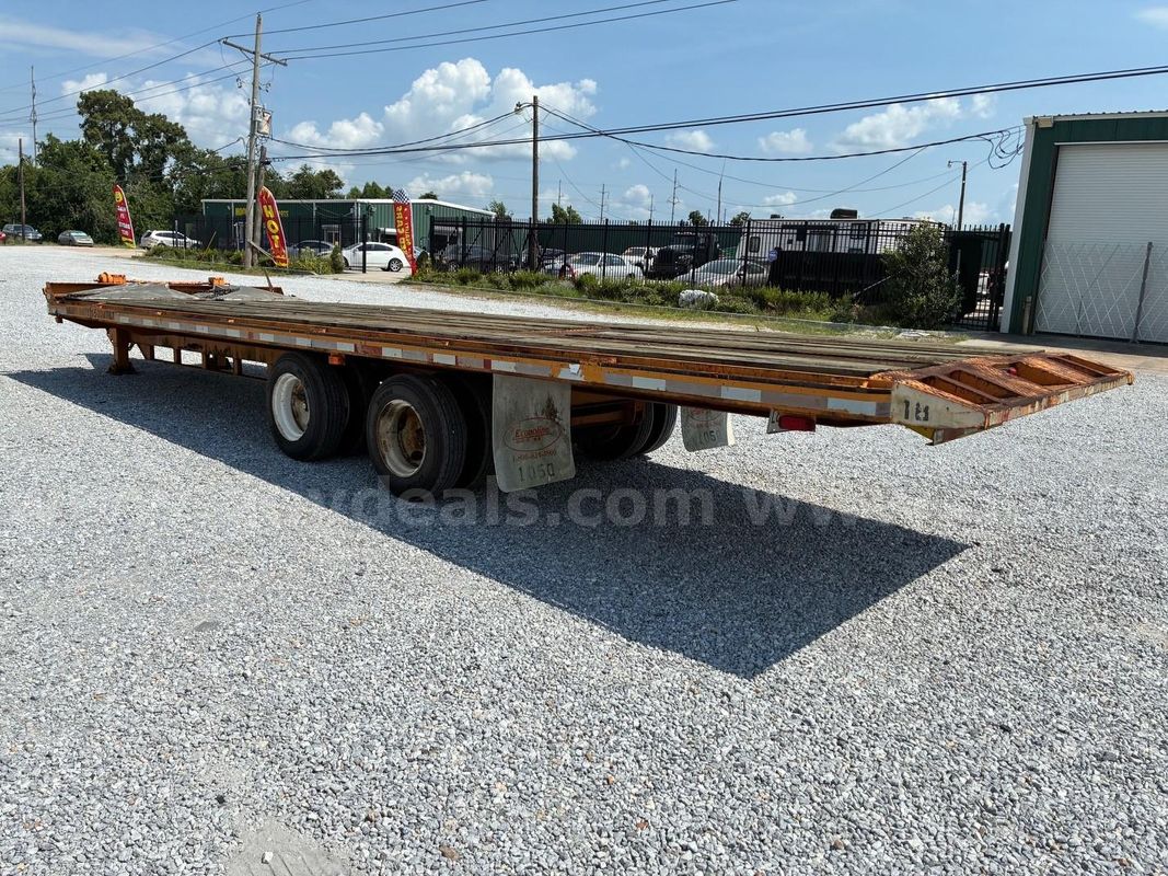 Econoline DP15 series 15-ton tag/tilt heavy-duty trailer