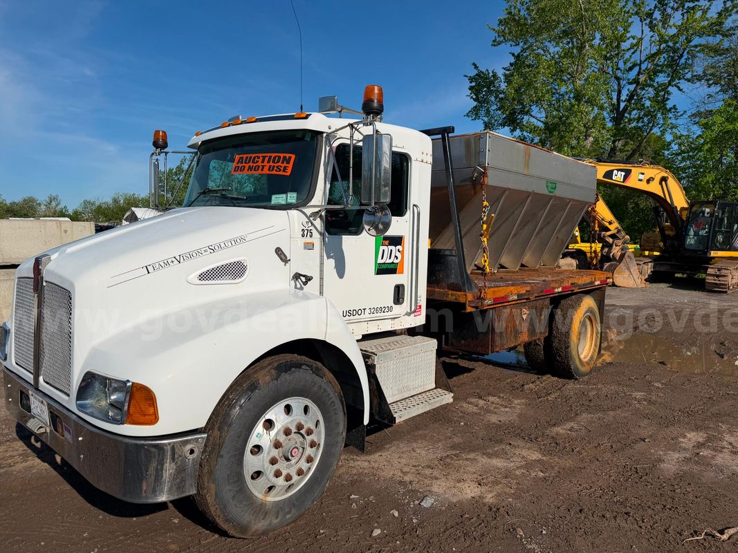 2005 Kenworth T300 S/A Flatbed Truck w/ Smith Spreader Salt Spreader