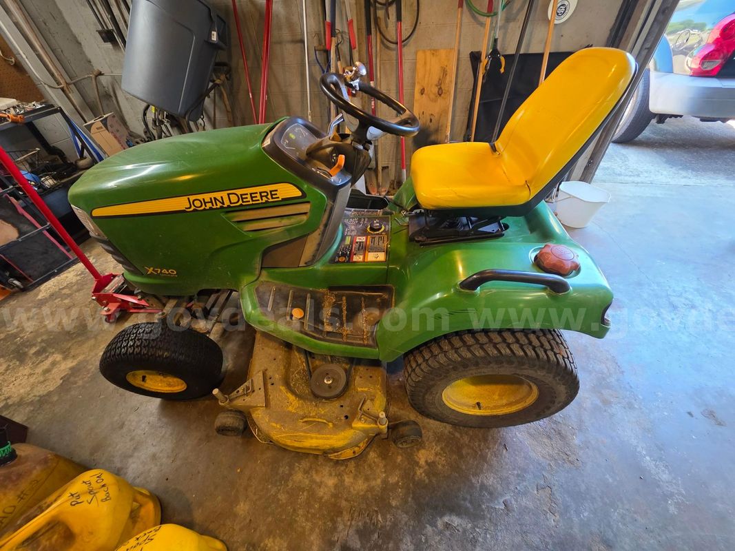 John Deere x740 Riding Lawn Mower