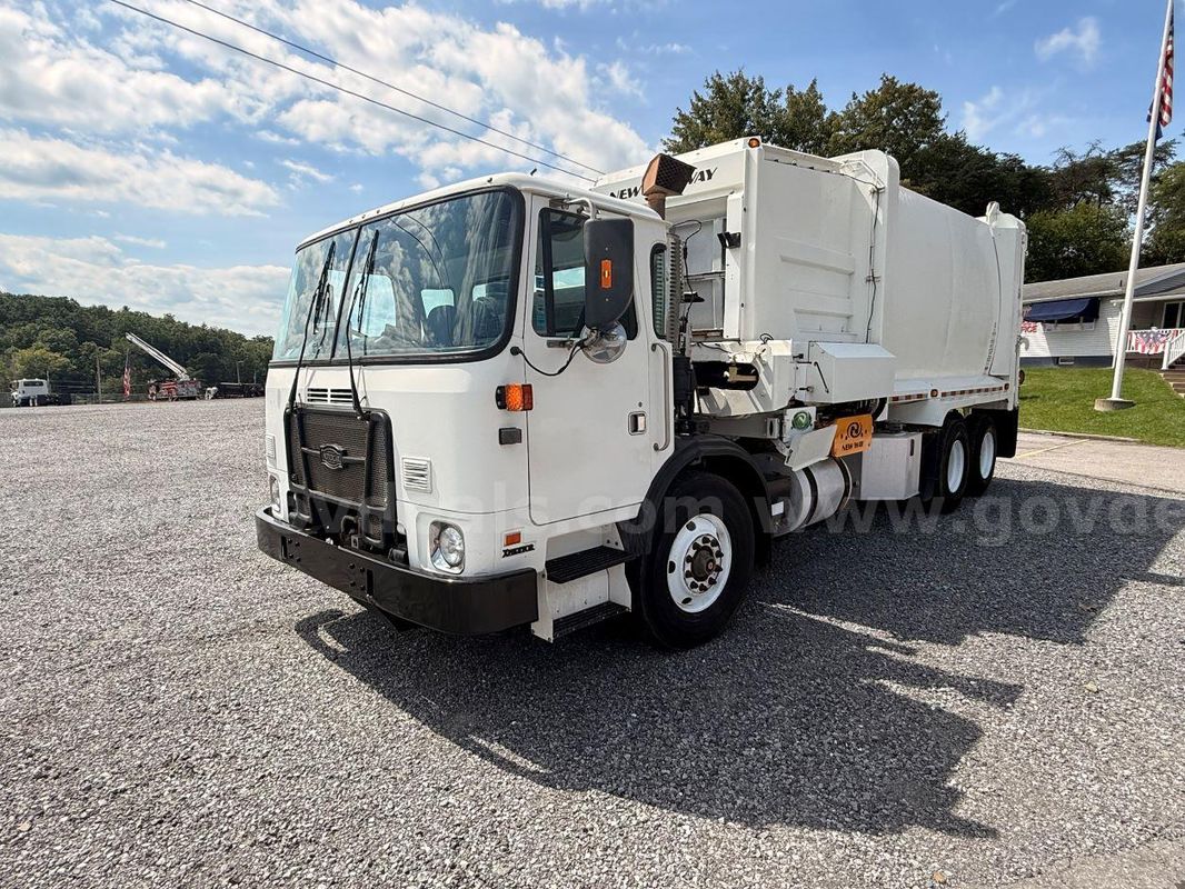 2017 Autocar Side Load Trash Truck