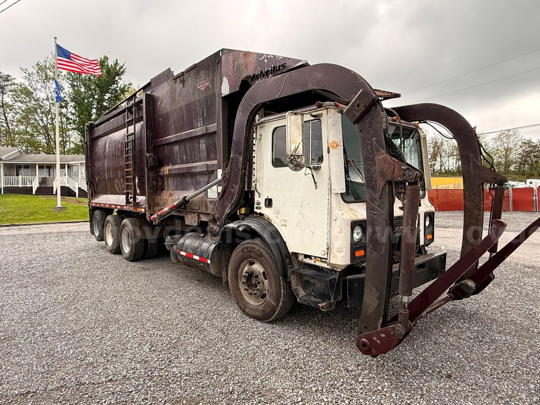 2007 Mack 43 Yard Front Load Trash Truck