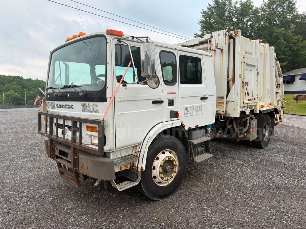 2001 Mack Midliner 13 Yard Trash Truck