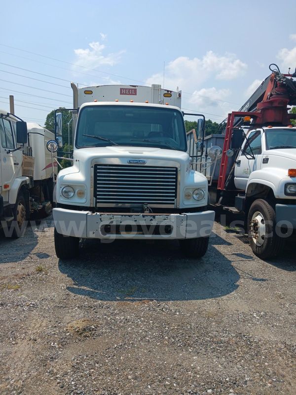 2010 FREIGHTLINER REAR LOAD GARBAGE TRUCK