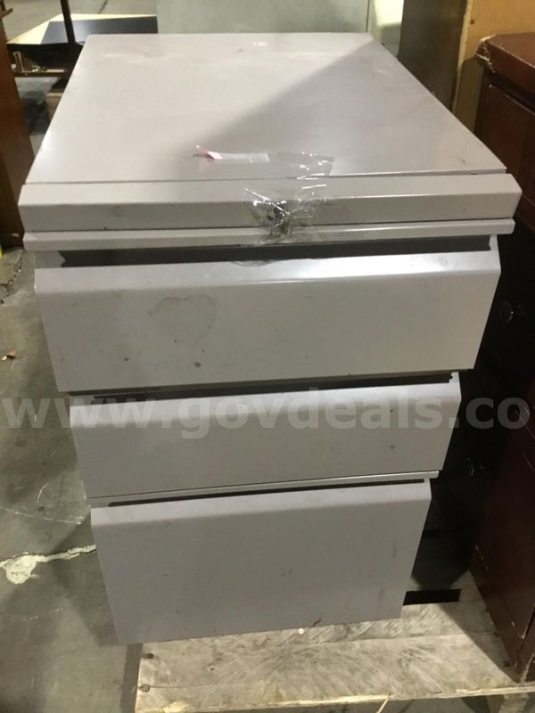 20 x 15 x 26 gray three drawer metal filing cabinet (KEY LOCK IS SLIGHTLY BENT) “DH”