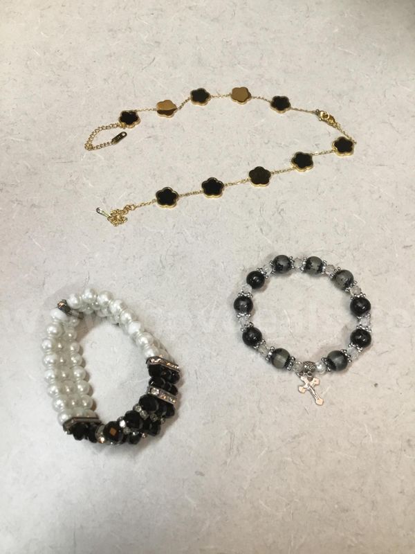 Lot of jewelry “DH”