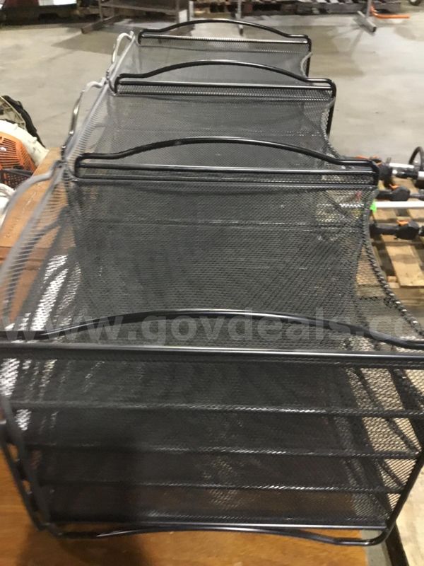 Black tray “DH”
