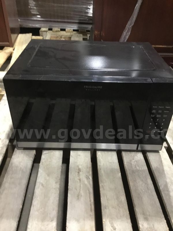 24 x 18 black Frigidaire microwave (IT DOESN’T POWER ON) “DH”