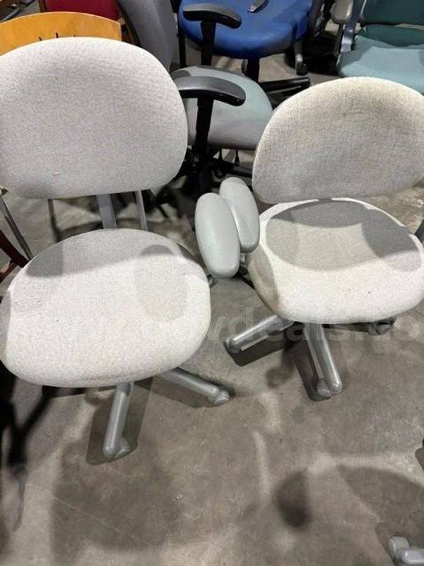 1 Lot of Gray Office Chairs with Armrest (2)