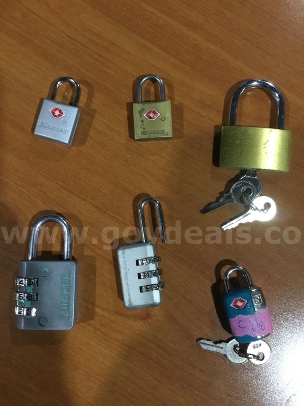 6 pad locks (ONLY 2 COME WITH KEY LOCKS “DH”