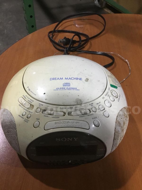 9 inch white Dream Machine cd radio (BATTTERIES INCLUDED) “DH”