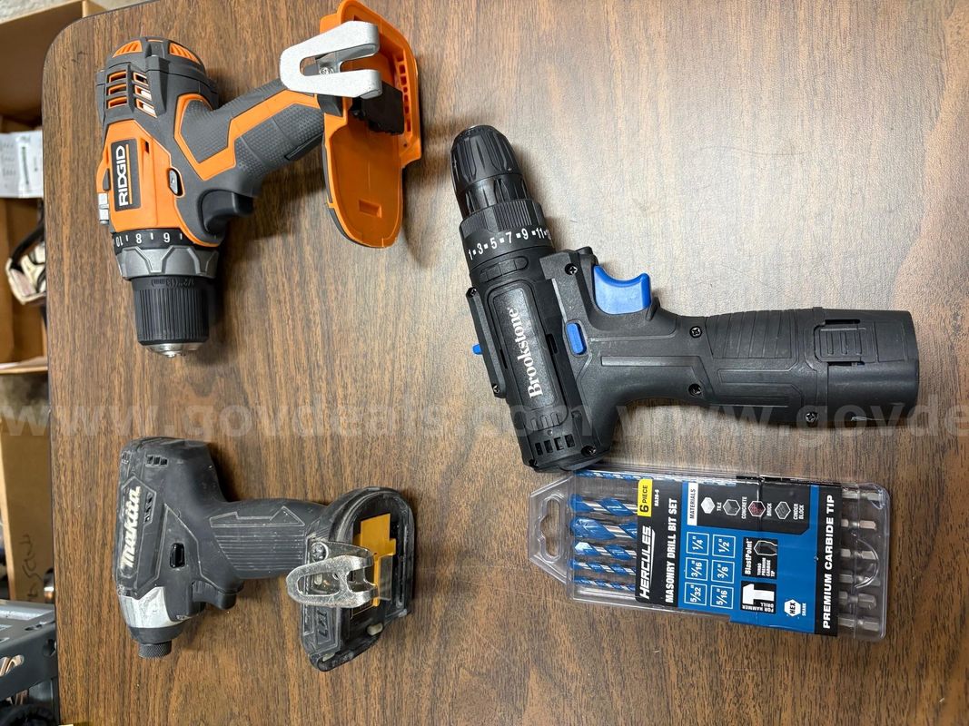 1 Lot of Assorted Cordless Power Drills